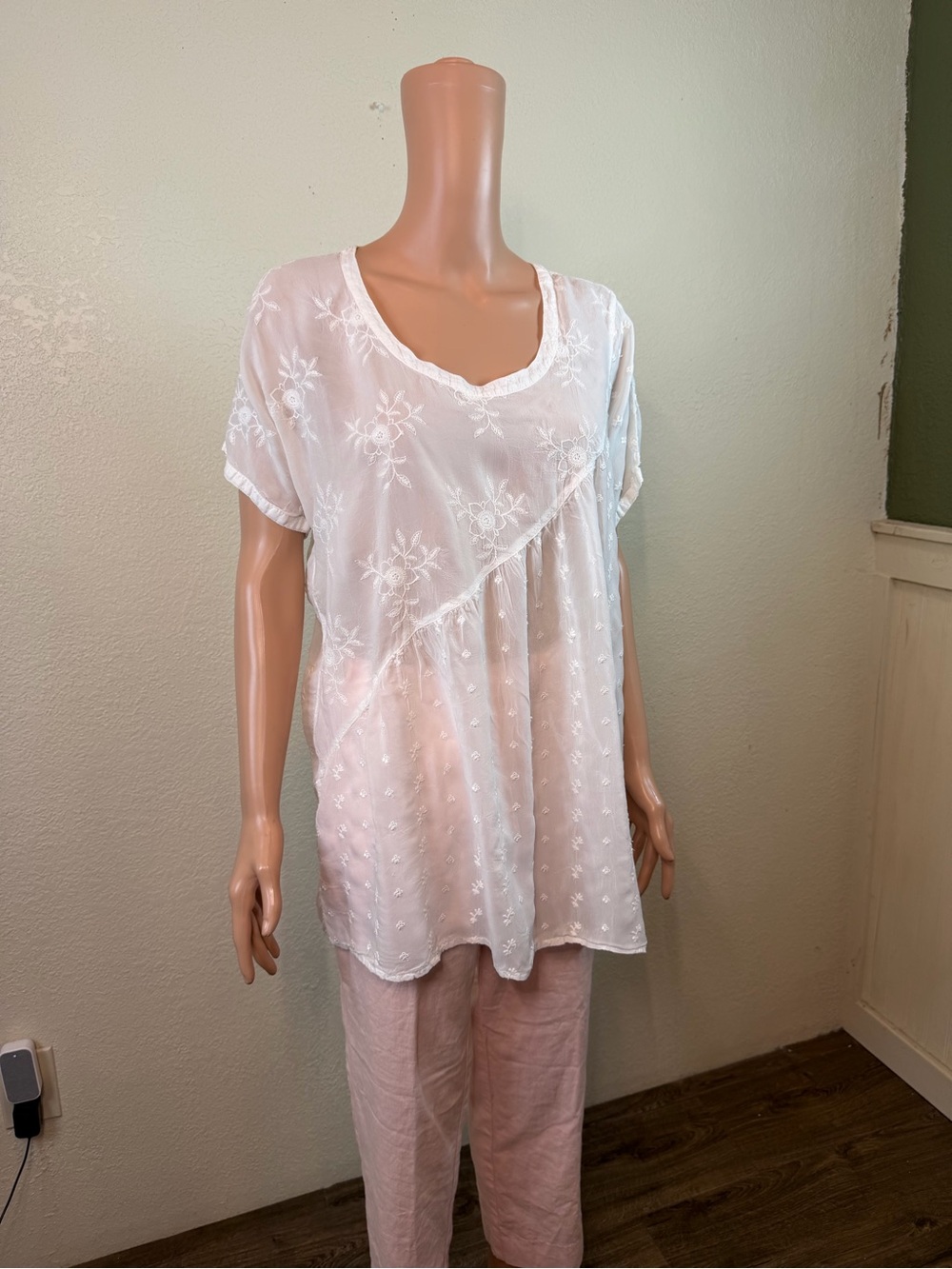 Johnny Was Women’s White Embroidered Eyelet Boho Short Sleeve Blouse Size Small - Picture 2 of 13